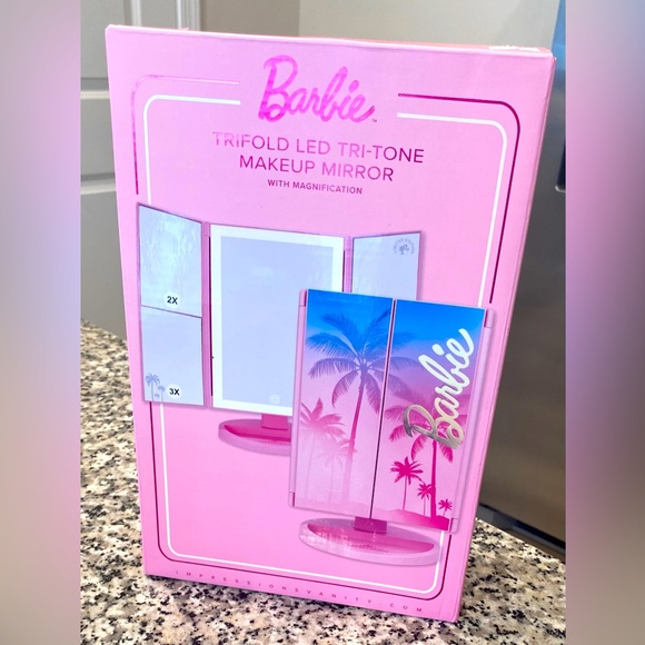 Impressions Barbie LED Makeup Mirror Tri Fold with Magnification - Picture 5 of 13